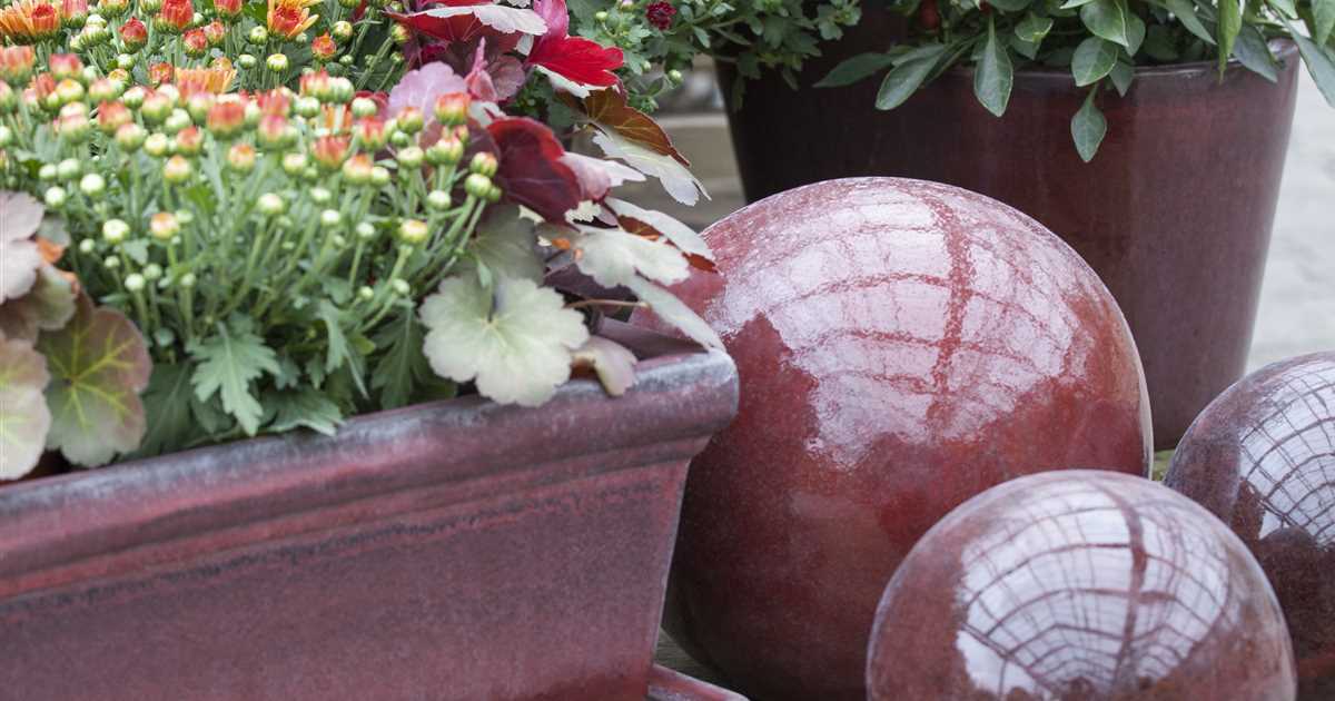 Selbst kreativ werden Mosaikkugeln für den Garten anfertigen